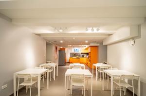戛纳BANANA'S CAMP的用餐室配有桌子和白色椅子