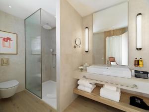 马拉加H10 Croma Málaga的一间带水槽、淋浴和卫生间的浴室