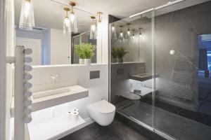 哈罗盖特Host & Stay - Oxford House的一间带卫生间和玻璃淋浴间的浴室