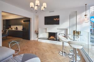 哈罗盖特Host & Stay - Oxford House的客厅设有壁炉和沙发。