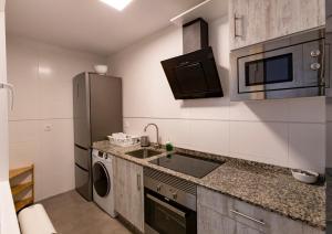JoveArea Suites的一间带水槽和冰箱的小厨房