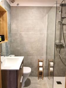 阿罗纳Casa Alejandro Las Vistas的浴室配有盥洗盆、卫生间和淋浴。