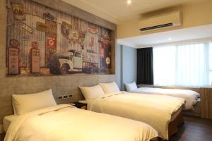 台北沐House的酒店客房带两张床和壁画