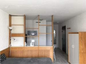比亚里茨Studio Biarritz, 1 pièce, 2 personnes - FR-1-3-412的客房设有带微波炉的木架