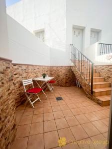 贝赫尔-德拉弗龙特拉CASA ALMIRANTE的客房设有桌椅和楼梯。