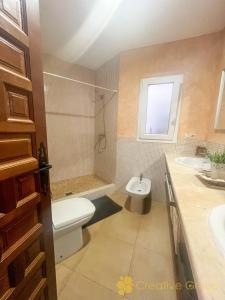 贝赫尔-德拉弗龙特拉CASA ALMIRANTE的一间带卫生间和水槽的浴室