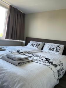德科赫Parnassia的一间卧室配有带毛巾的床