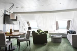 赫尔辛基Silja Line ferry - Helsinki to Stockholm的客厅配有沙发和桌椅