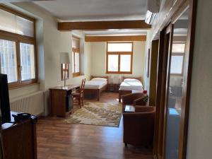 斯皮什新村维努萨旅馆的客厅配有沙发和桌子