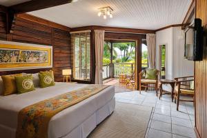 贝圣安那安卡菊海滩度假酒店的一间带大床的卧室和一个阳台