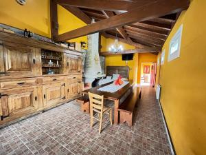 蒙塔莱格里Casa do Rolo by Trip2Portugal的厨房设有木桌和黄色的墙壁