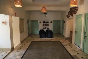 布什格尔The Brahma Space的走廊上,房间中间摆放着两个手提箱