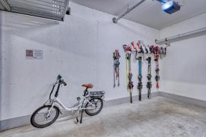 布鲁尼科City Café - CENTRAL Apartment的一辆自行车停在墙上的滑雪板房间