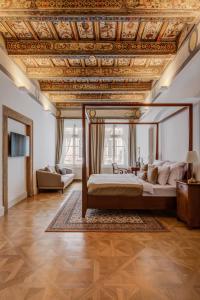 布拉格Hotel Nerudova 211的一间卧室设有一张木天花板床。