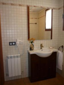 Casa Rural Ezkibel的一间带水槽和镜子的浴室