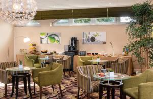 汉堡汉堡俄罗尔布克肯莱昂纳多酒店的一间在房间内配有桌椅的餐厅