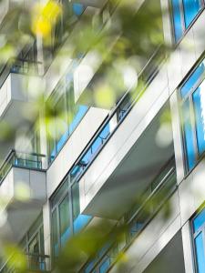 伦敦伦敦大都会COMO酒店的蓝色窗户建筑的图像