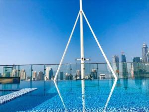 迪拜Luxury Modern Studio in JLT with Amazing View & Rooftop Pool - sleeps 3的一座城市天际线的游泳池