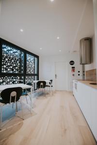 圣比森特德拉松谢拉Casa La Picuda的厨房配有桌椅和窗户。