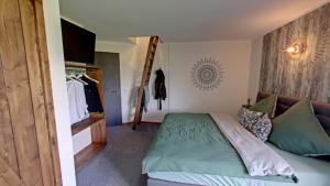 KonradsreuthBrauhaisla的一间卧室配有一张带墙壁的绿色床