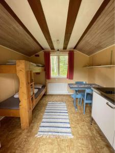 Mörkret福禄佳尔斯花园旅舍的客房设有双层床和桌子。