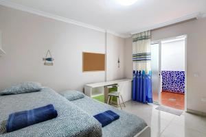 吉亚德伊索拉Apartamento Isla Bonita的一间卧室配有两张床和一张书桌