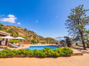 米哈斯Cubo's Villa La Gitanilla的一座山地游泳池
