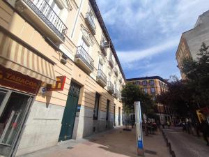 马德里Salomé的城市中一条空的街道,有建筑
