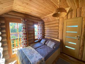 SólPod Smrekami的小木屋内一间卧室,配有一张床