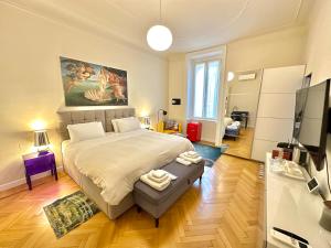 米兰B&B Liberty Suite Milan的一间卧室配有一张大床和电视