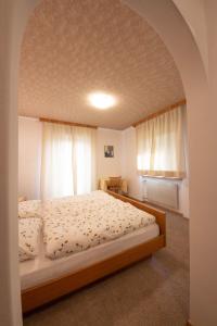 科拉尔博Ameiserhof Guesthouse的一间卧室,卧室内配有一张大床