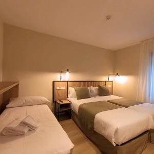 安道尔城梅非尼酒店的酒店客房设有两张床和窗户。