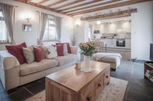 罗西里Fferm-Llong Cottage Ship Farm - 2 Bedroom -Rhossili的带沙发和咖啡桌的客厅
