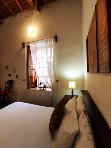 希龙吉隆奇尔奥特精品酒店的一间卧室设有一张床和一个窗口