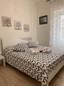巴尼奥雷焦Casa Elodie的一间卧室配有一张带黑白色棉被的床