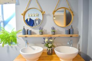 PakefieldAvocet - Suffolk Coastal Escapes的浴室设有两个水槽,墙上装有镜子