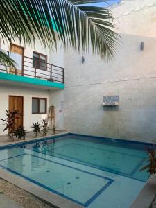图卢姆Los Arcos Hotel - TULUM的房屋前的游泳池