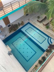 图卢姆Los Arcos Hotel - TULUM的房屋内两个游泳池的顶部景色