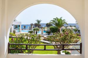 奇波斯阿费提依蕊妮酒店的从度假村欣赏到游泳池拱门的景色