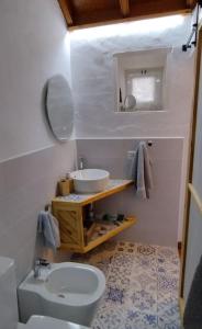 丰卡连特德拉帕尔马El Sueño: un lugar especial para sus vacaciones的一间带卫生间和水槽的浴室
