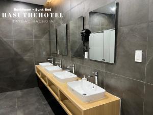 迪石Hasu The Hotel的浴室设有2个水槽和镜子