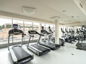 布拉迪斯拉发布拉迪斯拉发法肯斯特纳尔酒店的健身房,配有一系列有氧运动器材