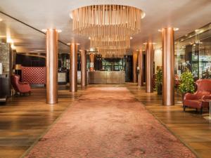 布拉迪斯拉发布拉迪斯拉发法肯斯特纳尔酒店的走廊上设有大地毯和吊灯