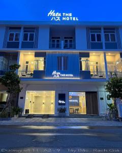 迪石Hasu The Hotel的前面有一个蓝色标志的酒店