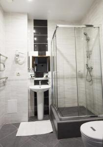 彼尔姆Hotel AVANT的带淋浴、盥洗盆和卫生间的浴室