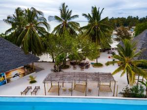 基济姆卡济Bella Vista Resort Zanzibar的棕榈树和海滩度假村的空中景致