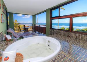 嘎林海斯港Vivá Porto de Galinhas Resort的海景客房内的浴缸