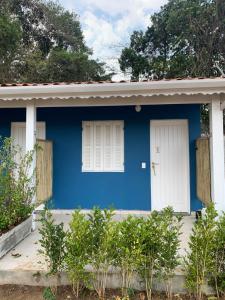 圣塞巴斯蒂安Suítes Maresias的蓝色和白色的房屋,设有2个窗户