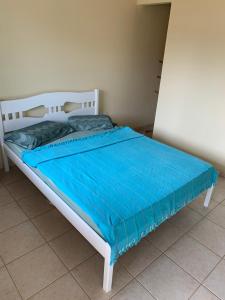 圣塞巴斯蒂安Suítes Maresias的床上有蓝色毯子