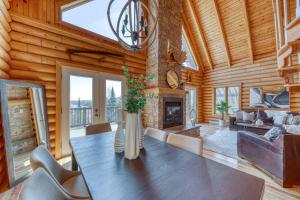 Saint Adolphe D'HowardLe Courchevel Luxe Chalet - Private Pool - Jacuzzi - Ski的一间带桌子和壁炉的用餐室